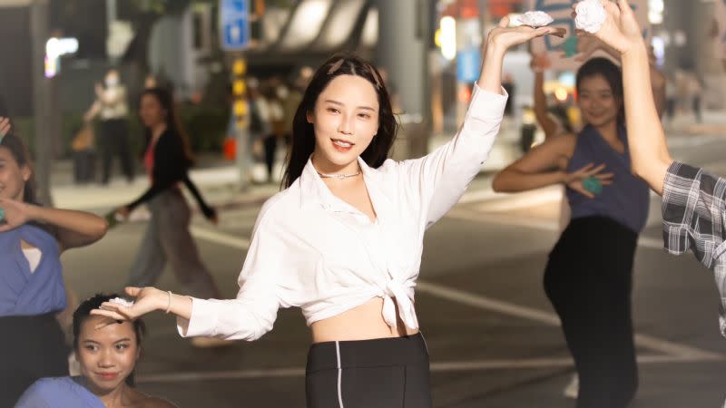 ▲YouTuber咪妃（中）與20位大學生封街跳花朵舞，造成轟動。（圖／台北海大提供）