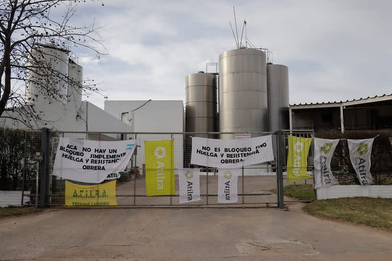 Media de fuerza y acampe de trabajadores lácteos y el gremio atilra en las inmediaciones de la planta lácteos Vidal en Moctezuma, Carlos Casares, PCIA de Bs As.