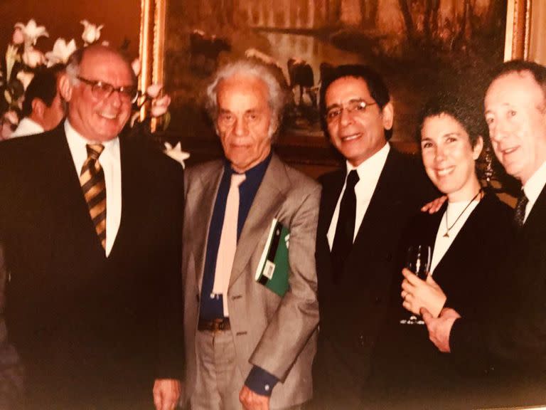 El director de teatro Juan Cosin, el poeta chileno Nicanor Parra, Patricio Contreras, Marta Betoldi y Arturo Maly, en la Embajada de Chile, en 1990, en la recepción al presidente Ricardo Lagos