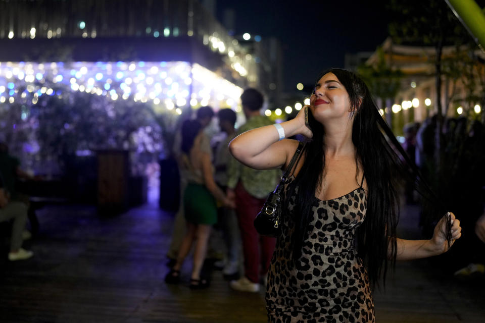 Apolline Wolak baila en el evento DiscOlympics en el club nocturno Wanderlust en el marco de los Juegos Olímpicos de Verano de 2024, el lunes 29 de julio de 2024, en París, Francia. El legendario músico disco Cerrone se presentó en el evento. (Foto AP/Natacha Pisarenko)