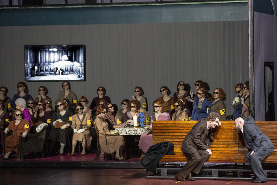 En esta imagen proporcionada por el Fesival de Salzburgo Tareq Nazmi como Banco, al frente a la izquierda, y Vladislav Sulimsky como Macbeth, al frente a la derecha, durante un ensayo de la producción de Krzysztof Warlikowski de "Macbeth" de Verdi en el Festival de Salzburgo el 25 de julio de 2023. (Bernd Uhlig/Salzburg Festival vía AP)