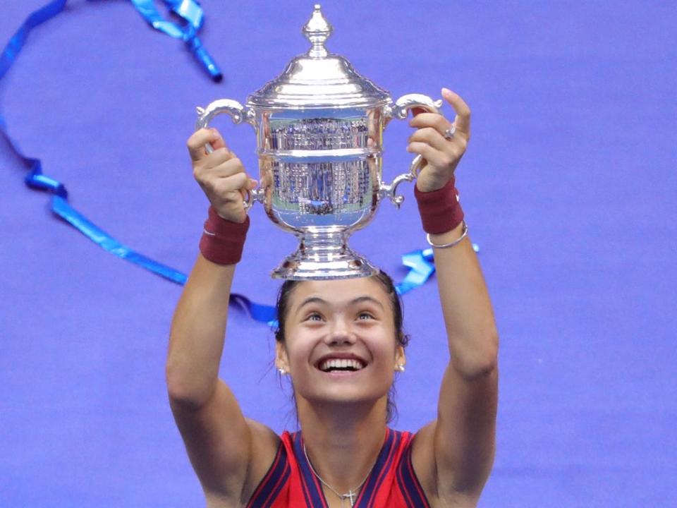 Emma Raducanu lifts the US Open trophy (AFP/Getty)