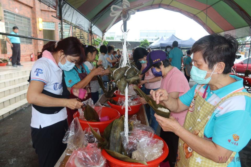 ▲埔心鄉埔心社區為迎接即將來臨的端午節，舉辦親子包粽子活動，把包粽子的傳統沿續下去，一大家子也享受難得的親子歡聚時光。（記者陳雅芳攝）