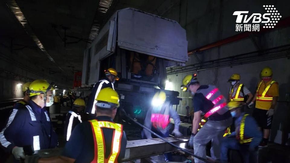 台鐵今凌晨傳出工務焊軌車出軌事故，已進行搶修。（圖／TVBS）