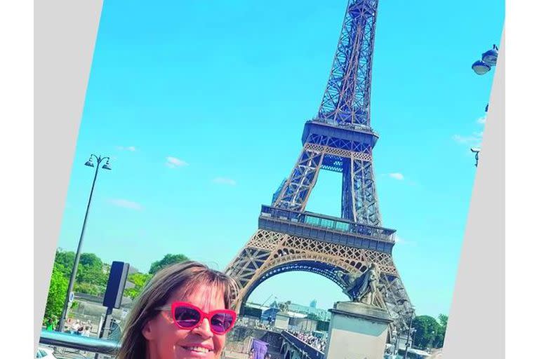 Fabiana Cantilo con la Torre Eiffel de fondo