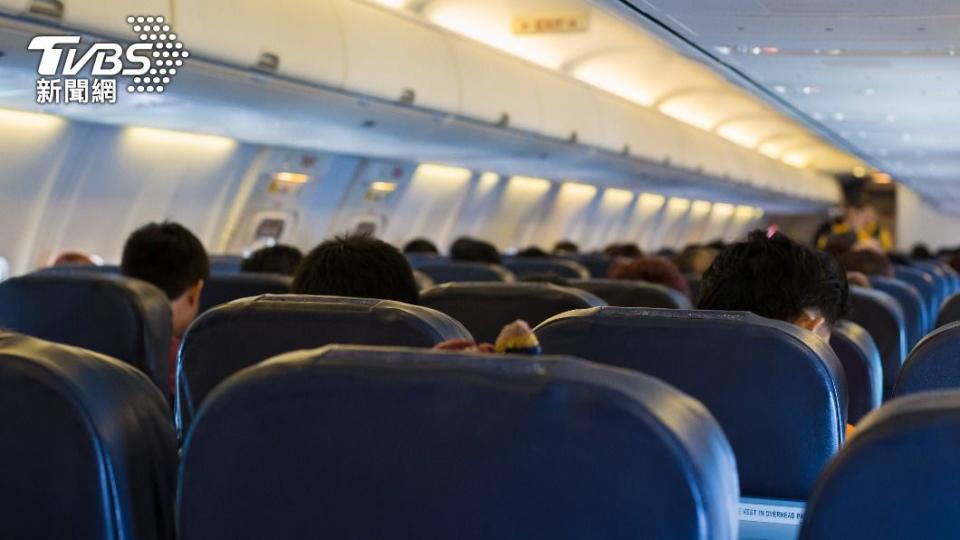 一名女子在飛機上出現怪異舉止。（示意圖／shutterstock達志影像）