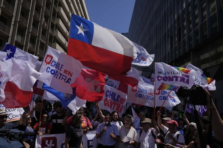 Partidarios del borrador propuesto para una nueva Constitución celebran un cierre de campaña en Santiago de Chile, el jueves 14 de diciembre de 2023. Los chilenos tienen hasta el 17 de diciembre para estudiar el articulado y decidir si sustituye a la actual Constitución, impuesta por la dictadura militar hace 41 años, o si prefieren otra vía de cambio. (AP Photo/Esteban Felix)