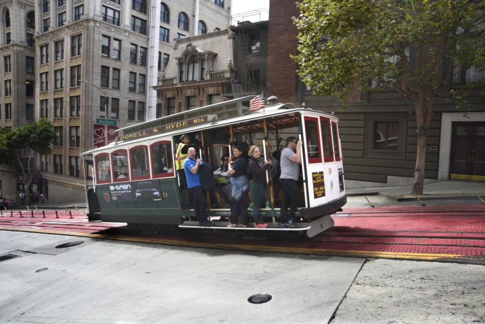 Los turistas disfrutan del viaje en tranvía a lo largo de Powell Avenue en San Francisco, California, en septiembre de 2018. (Foto: Robert Alexander/Getty Images)