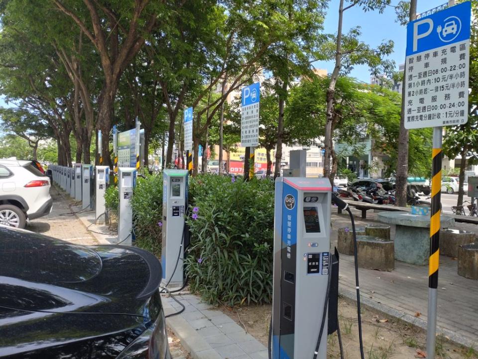 台南市啟用新一代的智慧格停車格，路邊停車與充電一次搞定，提供更多元智慧交通服務。（記者吳孟珉攝）