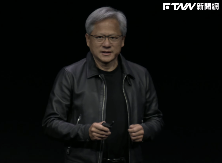 根據彭博社報導，在輝達（NVIDIA）近日提交美國證交會（SEC）文件指出，董事長兼執行長黃仁勳，9月共賣出將近9萬股輝達股票，兌現4,244萬美元（約新台幣13.7億）獲利入袋，受到大股東賣股消息影響，輝達股價在7日收盤再跌1.74%、收462.41美元。（圖／NVIDIA YT）