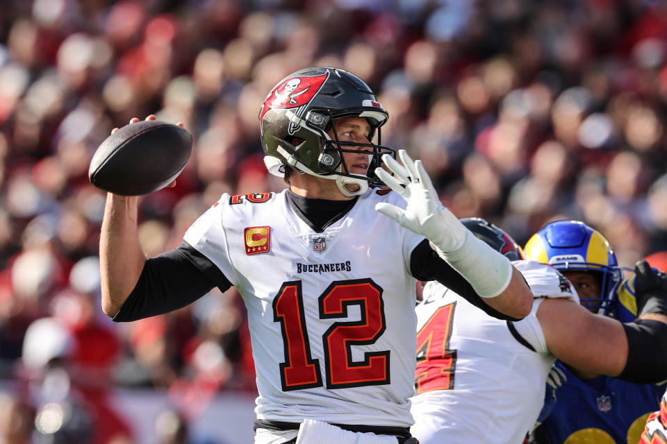 Tampa, Florida, domingo 23 de enero de 2022 - El quarterback de Tampa Bay, Tom Brady, pasa el balón durante una serie ofensiva del primer medio del juego ante los LA Rams en el playoff divisional de la NFCen el Raymond James Stadium. (Robert Gauthier/Los Angeles Times via Getty Images)