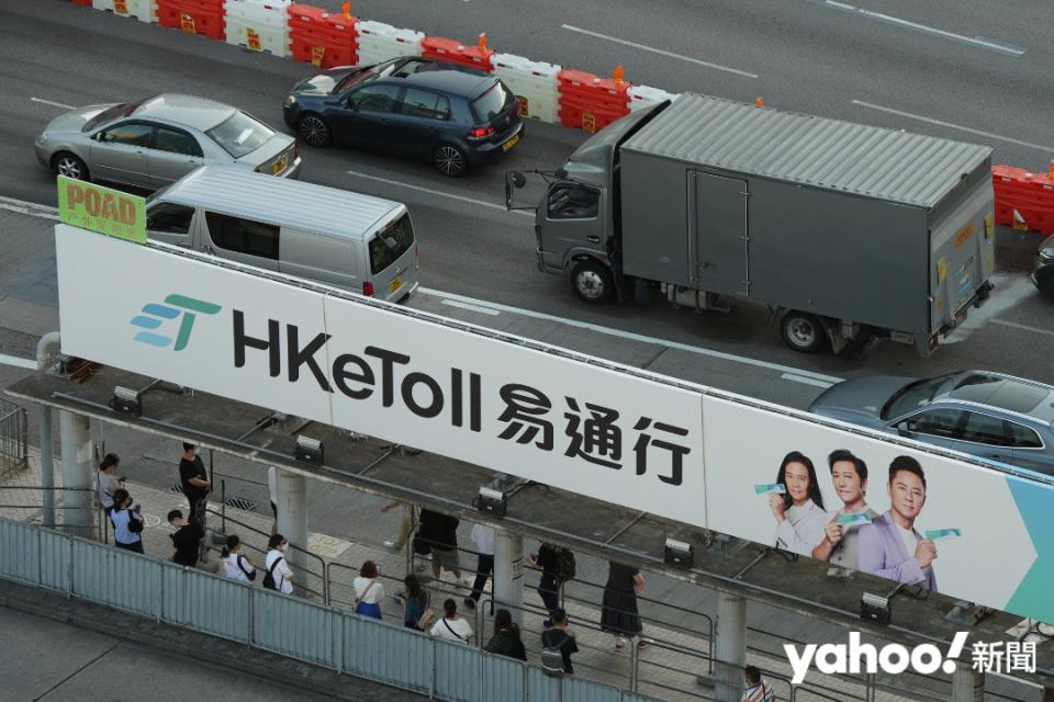 紅隧「易通行」不停車收費於7月23日首日實施，政府在過海隧道轉車站亦加設廣告牌提醒司機。