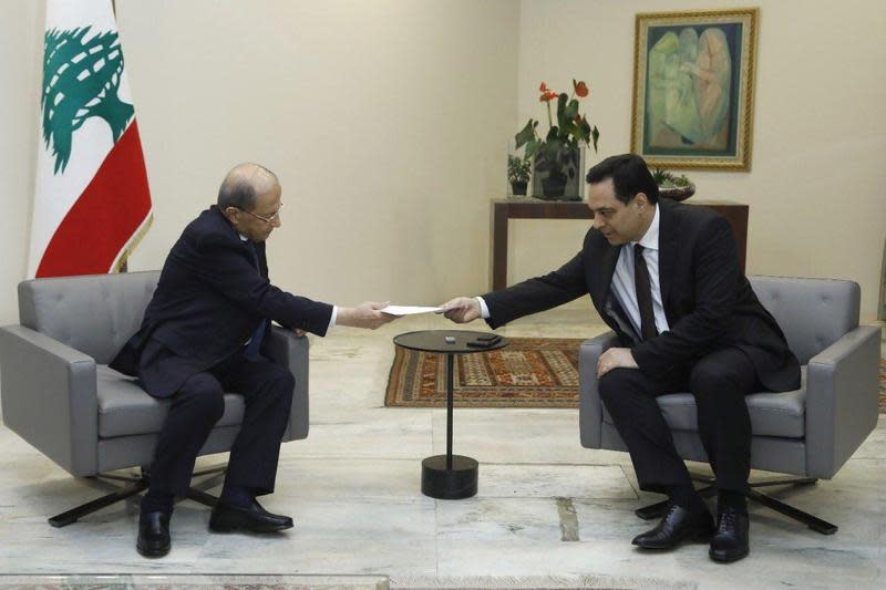 黎巴嫩總理狄亞布（右）向總統奧恩遞交辭呈。（翻攝推特＠LBpresidency）