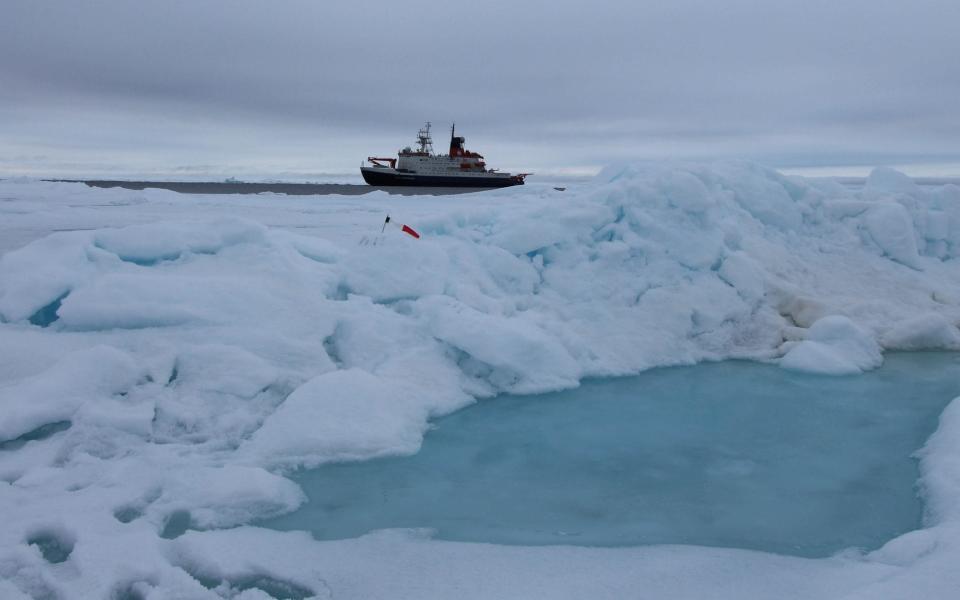 Melt pond on Arctic sea ice in the Arctic Ocean - Stefanie Arndt, Alfred-Wegener-Institut