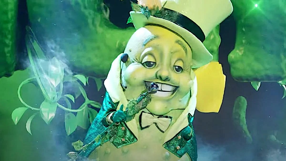 Pickle goes down swinging on 'The Masked Singer' 2000s night. (Fox)