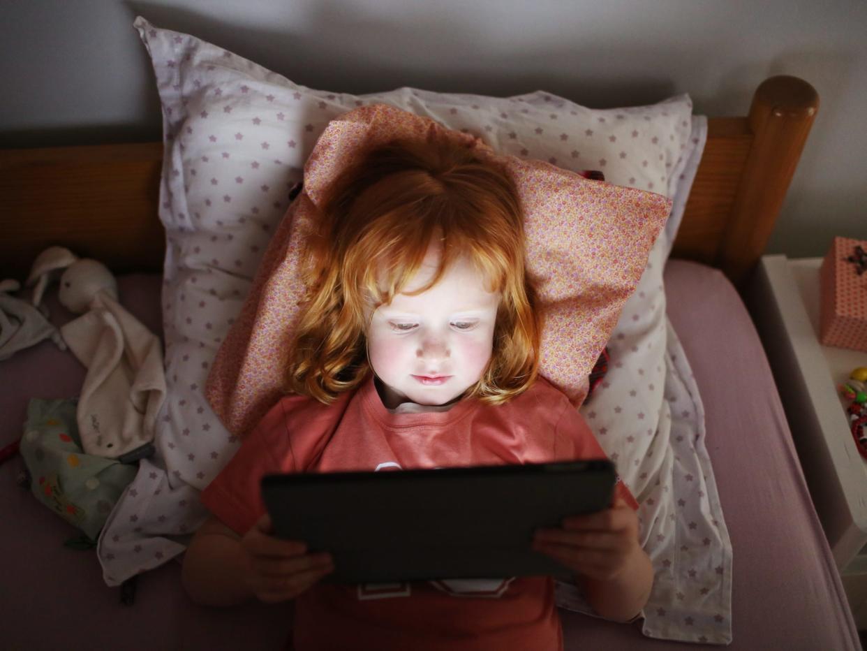 Ihr müsst euren Kindern einen gesunden Medienkonsum vorleben, sagen Experten. - Copyright: Catherine Delahaye/Getty Images