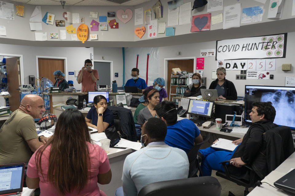 HOUSTON, TX - NOVEMBER 29:  (EDITORIAL USE ONLY) Medical staffers gather for a briefing at a nursing station in the COVID-19 intensive care unit (ICU) at the United Memorial Medical Center on November 29, 2020 in Houston, Texas. Texas reports more than 1.2 million positive cases of Covid-19, and more than 21,800 deaths.  (Photo by Go Nakamura/Getty Images)