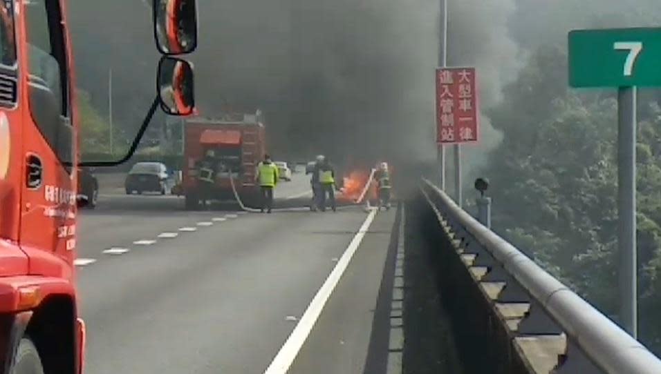 國道5號石碇路段下午發生火燒車事故，駕駛乘客4人驚險逃生。（翻攝畫面）