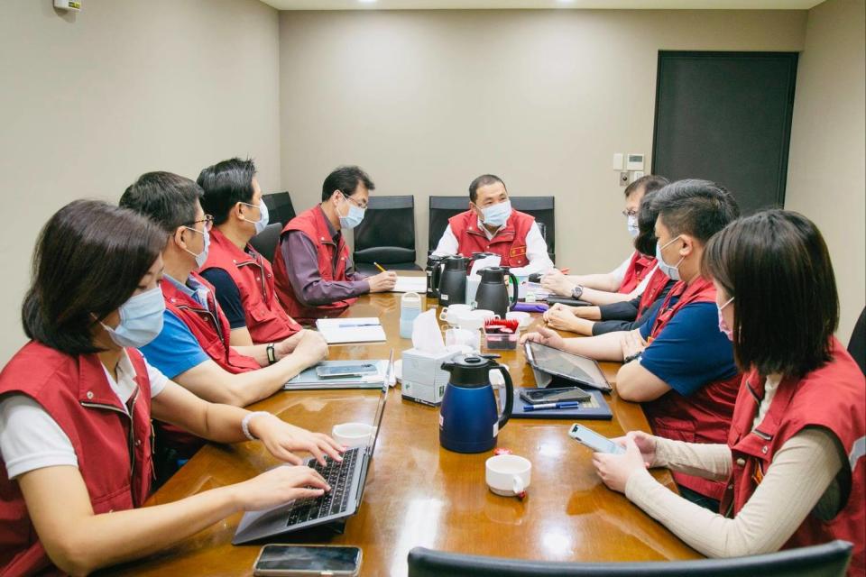 華航機師及諾富特飯店群聚感染疫情再擴大，新北市長侯友宜下午臨時召開防疫應變會議。   圖：翻攝候友宜臉書（資料照片）