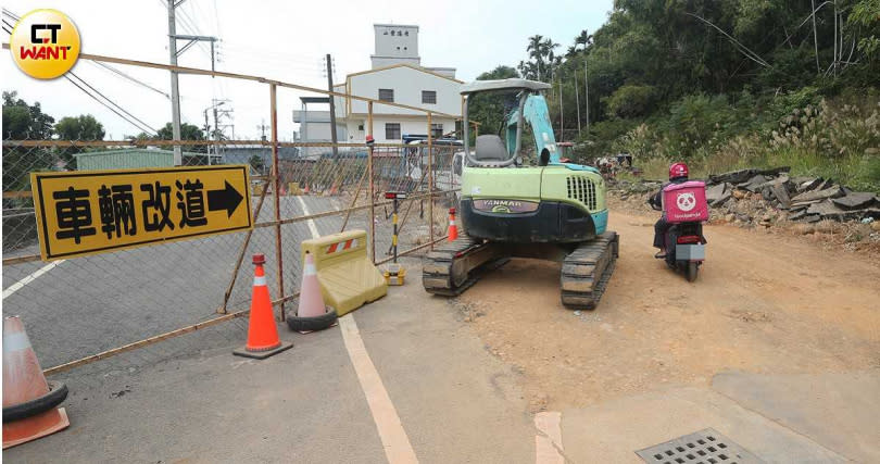 原先鋪柏油的祠堂舊地後來變為泥土地，路面凹凸不平，附近居民屢屢向政府抗議，還強占陳家私有地開放給公眾通行。（圖／趙世勳攝）