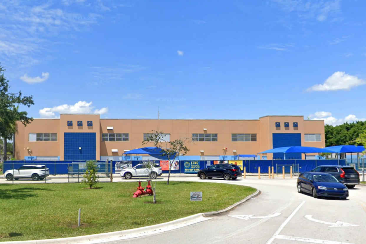 Cars outside Manatee Bay Elementary School in Weston, Fla. (Google Maps)