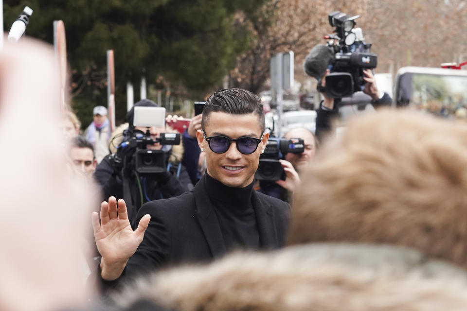 Cristiano Ronaldo, vitoreado antes de entrar en el juzgado por evasión de impuestos  (Oscar Gonzalez/Getty Images)
