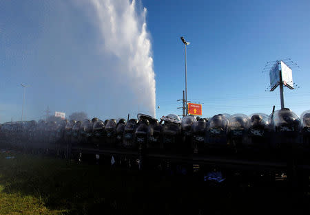 Argentine gendarmerie use a water cannon to disperse protestors as they block a road during a 24-hour national strike in Buenos Aires, Argentina, April 6, 2017. REUTERS/Martin Acosta