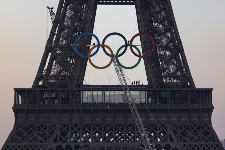 Installation des anneaux olympiques sur la tour Eiffel, le 7 juin 2024 à Paris (JOEL SAGET)