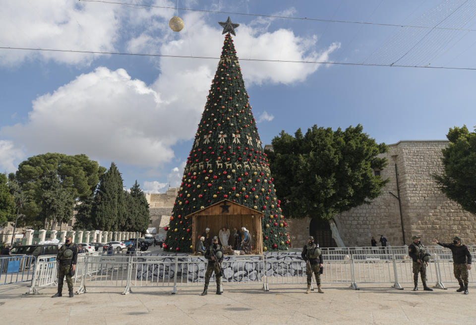 Una unidad de seguridad nacional palestina vigila en la Plaza del Pesebre en Belén, antes de la Navidad, el miércoles 23 de diciembre de 2020, en Cisjordania. (AP Foto/Nasser Nasser)