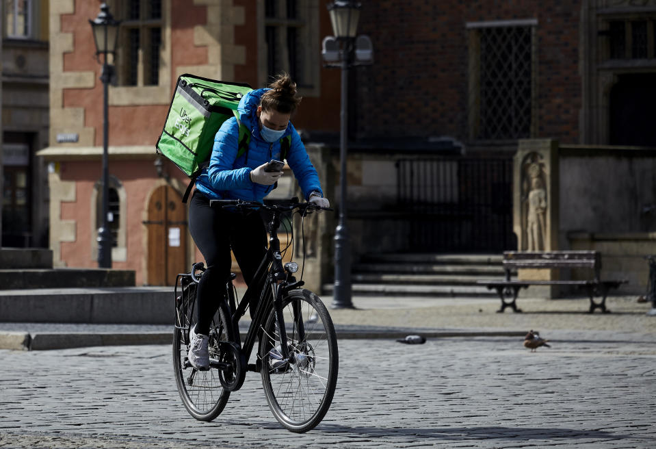 An Uber Eats delivery cyclist wears a protective face mask. Photo: Bartek Sadowski/Bloomberg