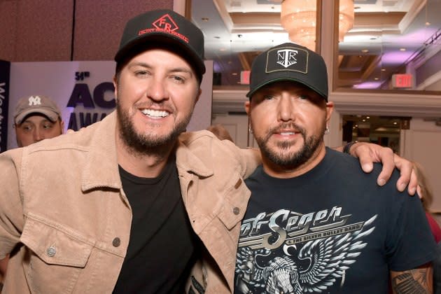 Luke Bryan Jason Aldean Make Impromptu Road Trip And Dairy Queen Stop After Cold Temps Ground Plane