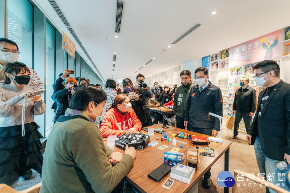 桃園市立圖書館新總館開館試營運，鄭文燦市長巡視總館各樓層設施及一樓蔦屋書店。