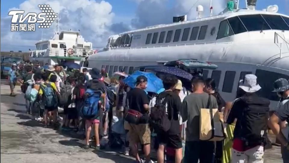 蘭嶼遊客得知今天早上最後搭船日，一大早就到港口排隊返回本島。（圖／遊客提供）