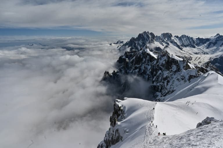 La Vallée blanche dans le massif du Mont-Blanc, vue depuis le sommet de l'Aiguille du Midi à Chamonix, le 16 mai 2020 - PHILIPPE DESMAZES © 2019 AFP