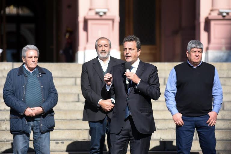 Sergio Massa, rodeado por el triunvirato de la CGT, que impulsa su candidatura presidencial a pesar de algunos cortocircuitos