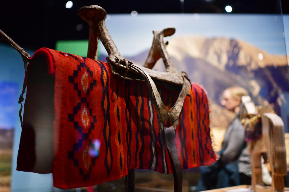 Manta para silla de montar Navajo de finales de 1800, exhibida en el Centro de Historia de Colorado. (Foto de Hyoung Chang / The Denver Post a través de Getty Images)