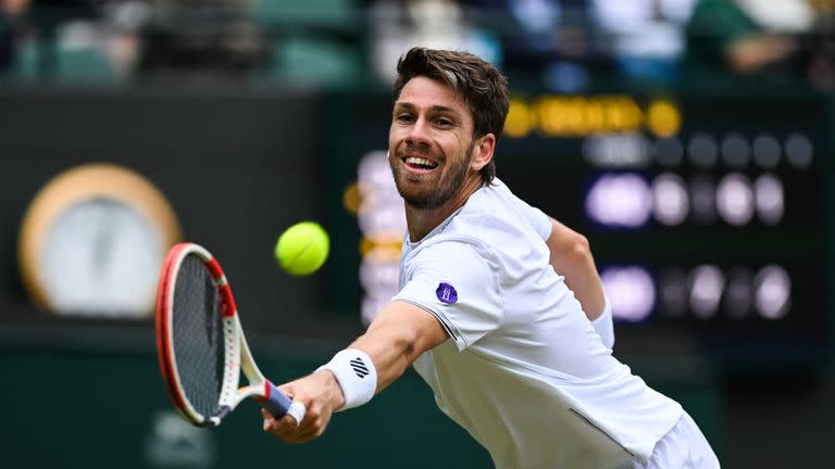 El británico Cameron Norrie devuelve el balón al belga David Goffin durante su partido de cuartos de final de Wimbledon 2022