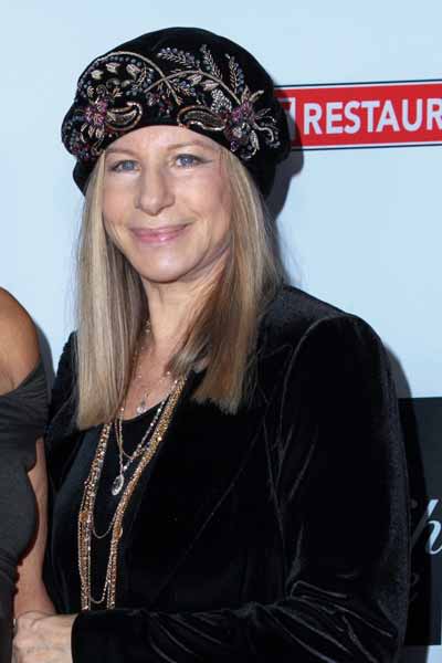 Barbra Streisand trägt ihre große Nase seit jeher mit Stolz. Eine Verkleinerung selbiger kam ihr bislang nicht in die Tüte. (Bild: Getty Images)