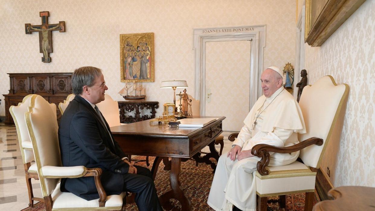 Armin Laschet (CDU, l.), Ministerpräsident von Nordrhein-Westfalen, sitzt während einer Privataudienz bei Papst Franziskus im Vatikan.