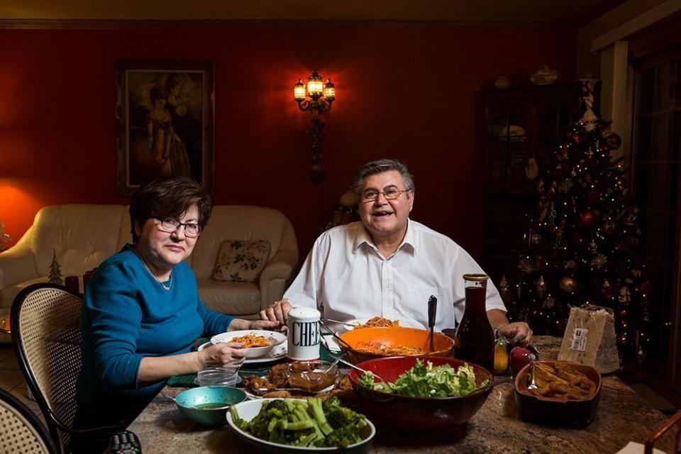 Rina and Giuseppe&nbsp;eat dinner in&nbsp;Wisconsin. (Photo: LOIS BIELEFELD)