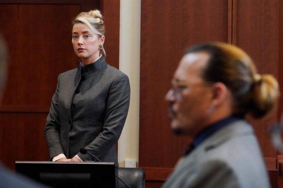 Amber Heard y Johnny Depp fotografiados durante su caso de difamación (Copyright The Associated Press All rights Reserved 2022)