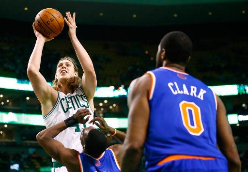 Kelly Olynyk (41) de Boston Celtics, tira al aro frente a los New York Knicks en el segundo tiempo del partido jugado en el TD Garden de Boston el 12 de marzo de 2014 (GETTY IMAGES NORTH AMERICA/AFP | Jared Wickerham)