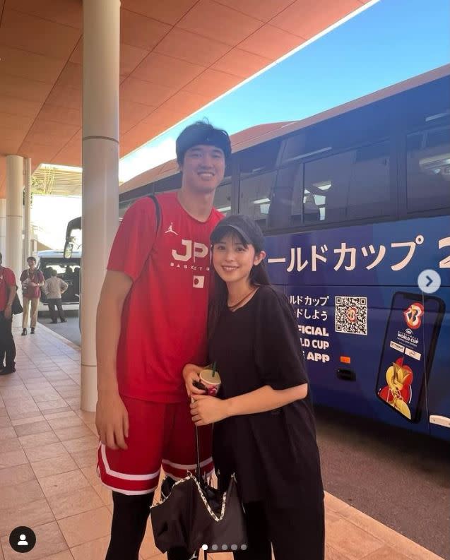 曾與大谷翔平傳緋聞對象的女主播久慈曉子，2022年與日本NBA球星渡邊雄太結婚。(圖／翻攝自久慈曉子IG)