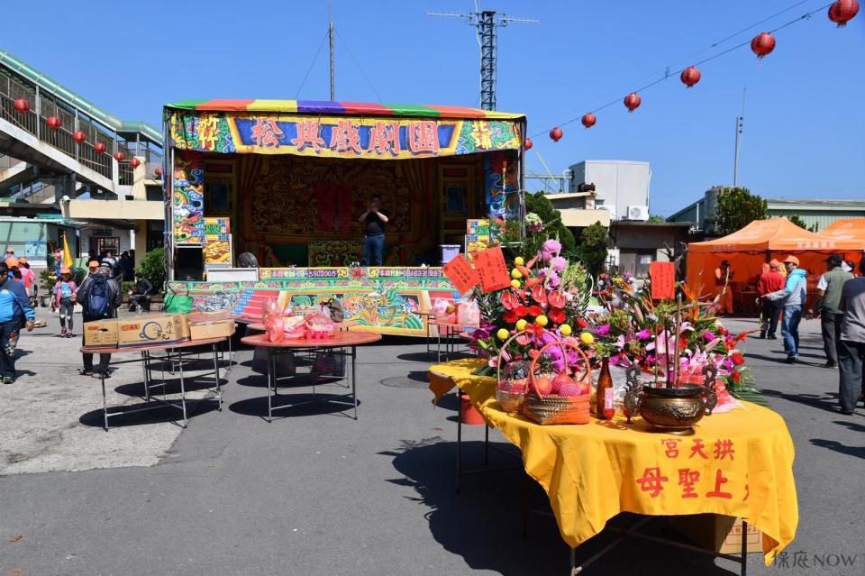 白沙屯媽祖北港進香途中，信徒擺香案迎接。（圖／記者林柏年攝）