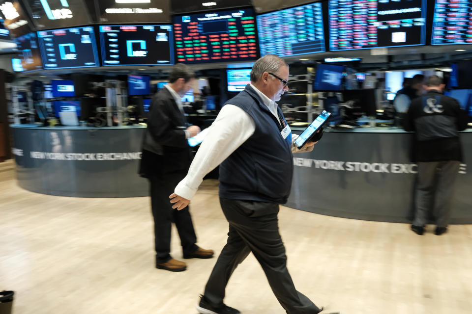 FTSE 100 NEW YORK, NEW YORK - SEPTEMBER 29: Traders work on the floor of the New York Stock Exchange (NYSE) on September 29, 2022 in New York City. U.S. stocks fell in morning trading as recession jitters returned to Wall Street after a fleeting relief bounce in the previous session after the Bank of England pledged to buy around $69 billion of long-dated gilts. (Photo by Spencer Platt/Getty Images)