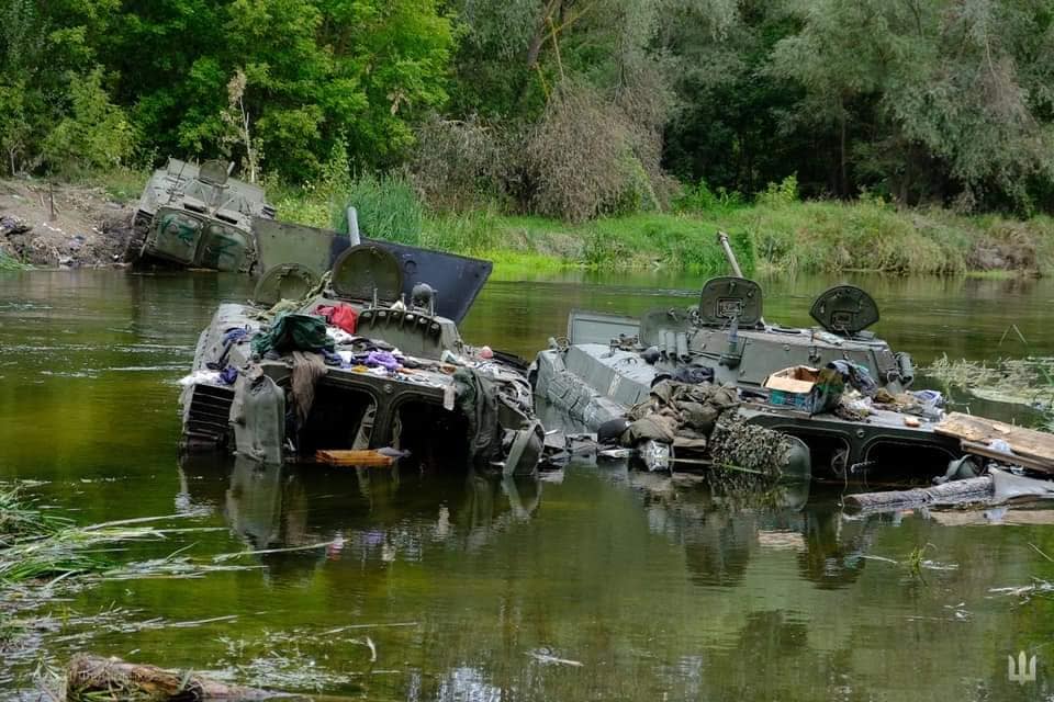 俄軍在烏克蘭前線遭遇重大挫敗，圖為俄軍撤退時丟棄的坦克。 圖：取自facebook.com/GeneralStaff.ua