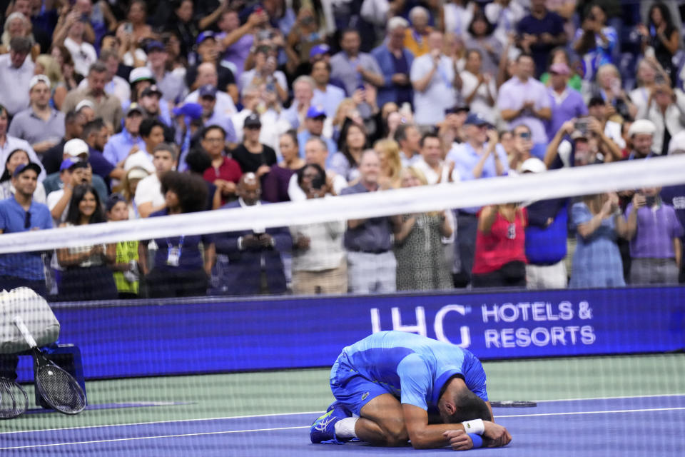 El serbio Novak Djokovic reacciona tras derrotar al ruso Daniil Medvedev en la final del US Open, el domingo 10 de septiembre de 2023, en Nueva York. (AP Foto/Manu Fernández)