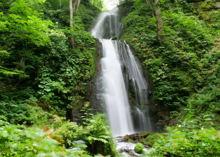 激起的水花就如雲朵一樣而為名「雲井瀑布」