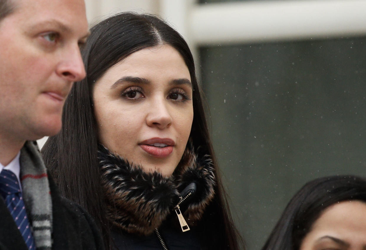 Emma Coronel Aispuro, (C), esposa de Joaquín 'El Chapo' Guzmán, sale del Tribunal Federal de Estados Unidos después de que se anunciara un veredicto en el juicio de Joaquín 'El Chapo' Guzmán el 12 de febrero de 2019 en Brooklyn, Nueva York.  (Foto de KENA BETANCUR / AFP)