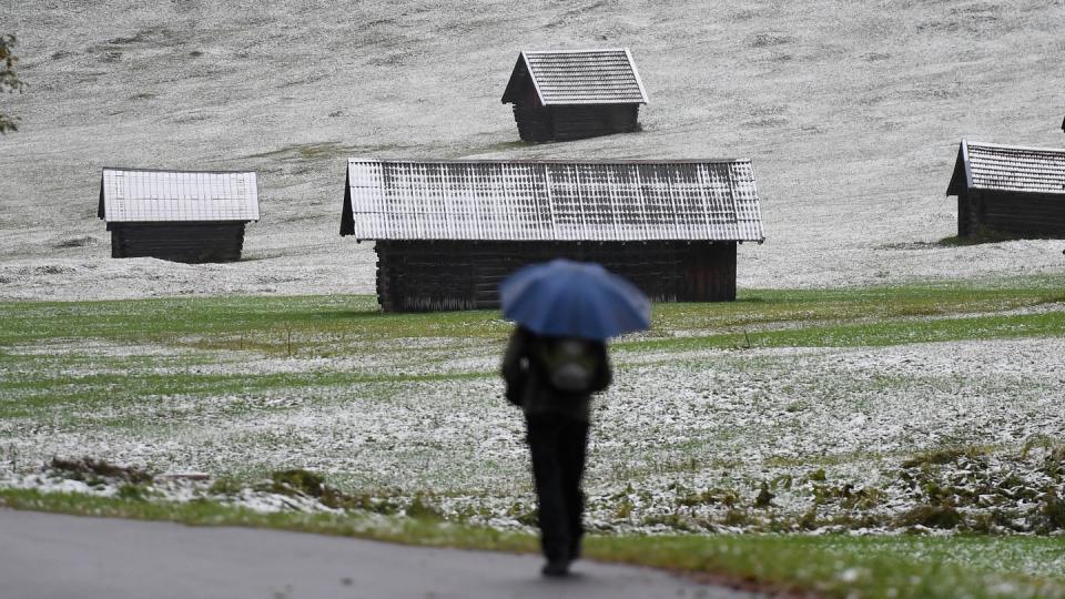 Nach einem Temperatursturz ist in einem Tal im oberbayerischen Landkreis Garmisch-Partenkirchen der erste Schnee gefallen.